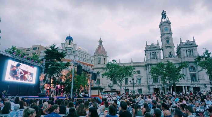 La plaza del Ayuntamiento se convierte en cine Karaoke cine karaoke en la plaza del Ayuntamiento