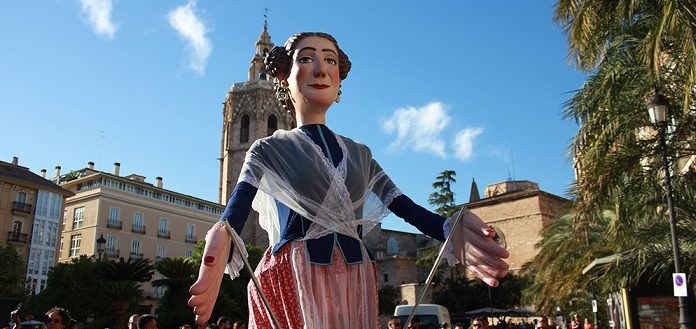 Un desfile, pregón y una traca corrida inician la Gran Fira de València Gran Fira de Juliol