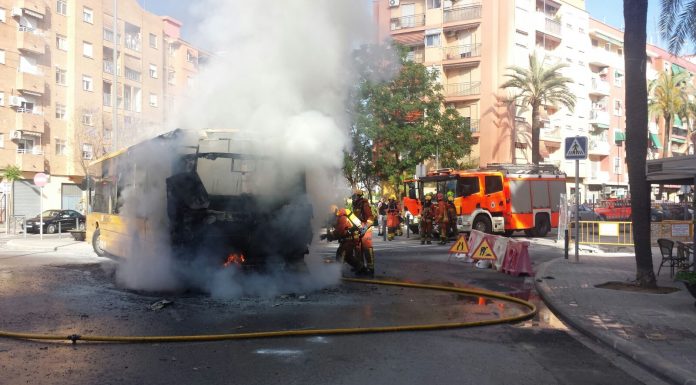 Un autobús del área metropolitana arde en Quart de Poblet autobús