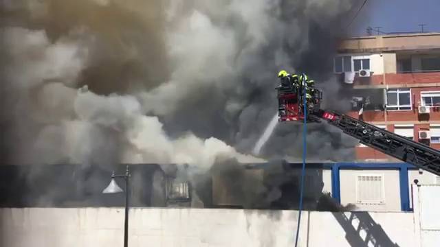 Alumnes d’infantil d’un col·legi de Natzaret desallotjats per un incendi Nazaret