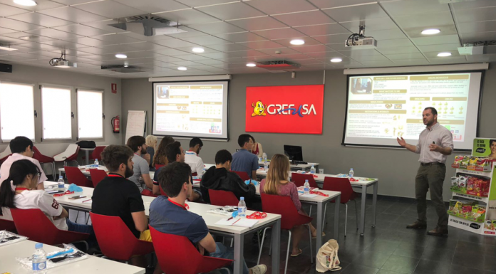 Estudiants de tretze universitats internacionals aborden un repte empresarial en EDEM EDEM