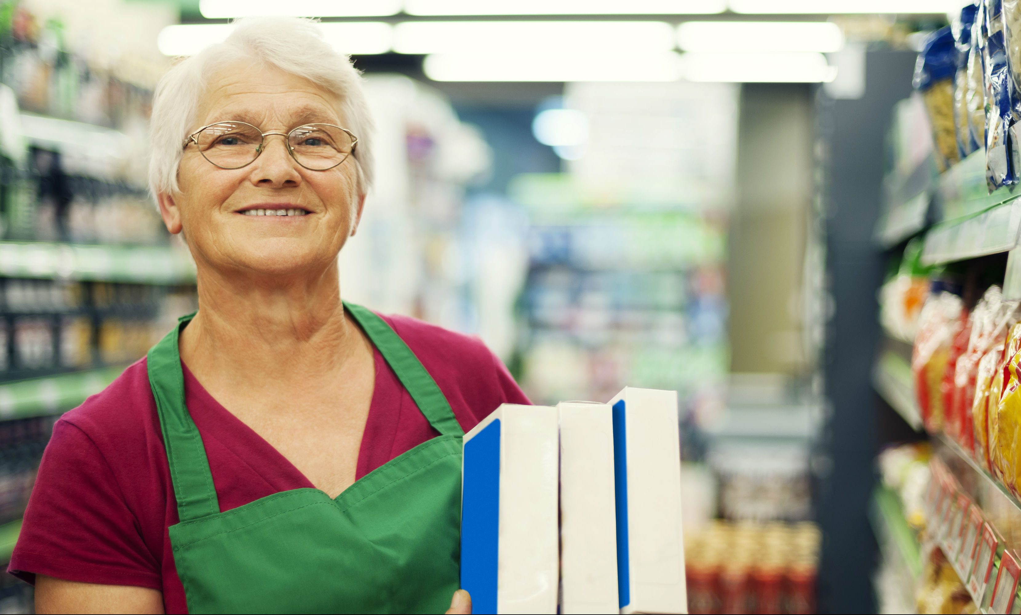 Пенсионерам можно быть самозанятым. Бабушка в магазине. Пенсионер в супермаркете. Бабуля в супермаркете. Продавщица пенсионерка.