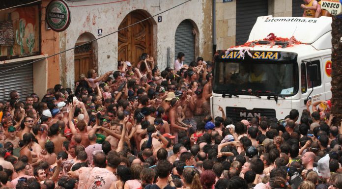 La Tomatina de Buñol es prepara per a rebre a 17.000 persones tomatina
