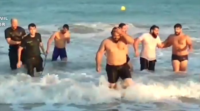 Agentes de la Guardia Civil saliendo del mar