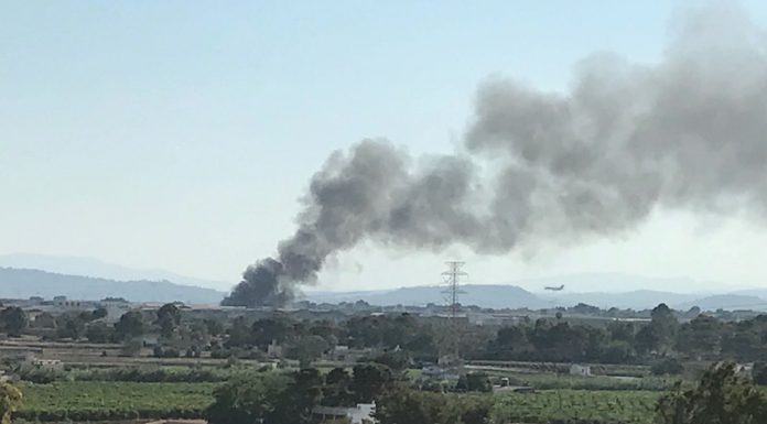 Incendi en diverses naus del polígon La Cova de Manises incendi Manises