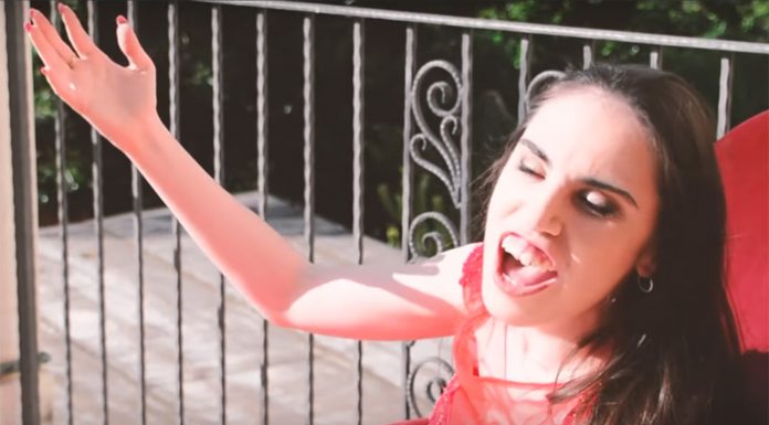 Una joven con parálisis cerebral sorprende cantando ópera Superación de la parálisis cerebral