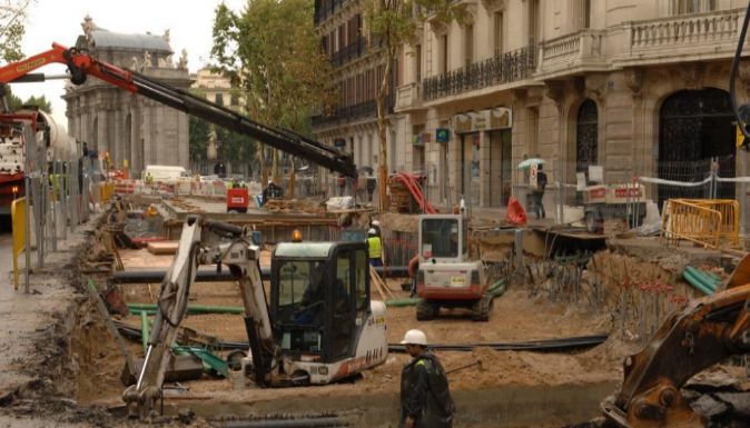 Les obres protagonitzen els carrers de València a dues setmanes de l’inici de les classes pavimentació