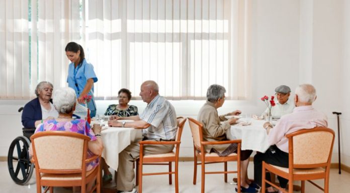 Més de 100 ancians sota la responsabilitat dels infermers de residències ancians