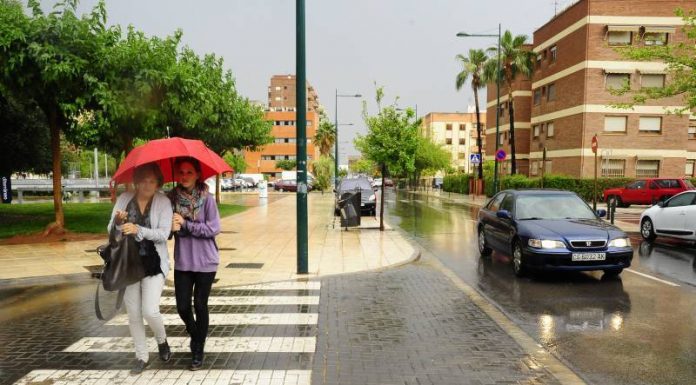 Rescaten a una dona del seu vehicle per les altes pluges a Castelló Castellón