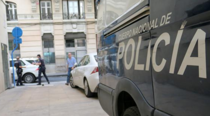 Irromp en una cafeteria i agredeix amb una botella trencada a un home a Alacant botella