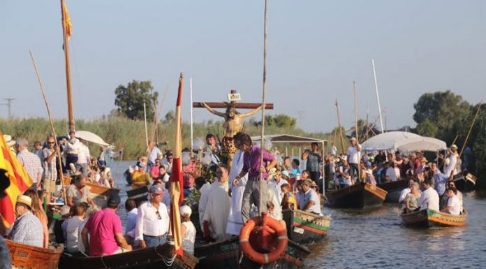 El Palmar compleix amb la seua devota romiatge amb barca un any més Romería