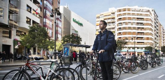 Fallece el conductor de un patinete al ser atropellado por un coche en Valencia