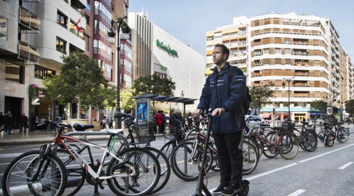 Los patinetes eléctricos, la nueva moda de desplazamiento entre los valencianos Fallece el conductor de un patinete al ser atropellado por un coche en Valencia