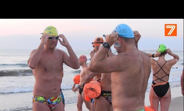 Carrils de nado, el reclam dels nadadors s’instal·len a les platges de València