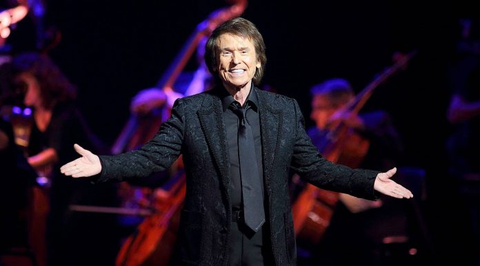 Raphael anuncia su regreso a los escenarios con concierto en Valencia Raphael estrena el Roig Arena con su gira “Raphaelísimo” el 1 de noviembre