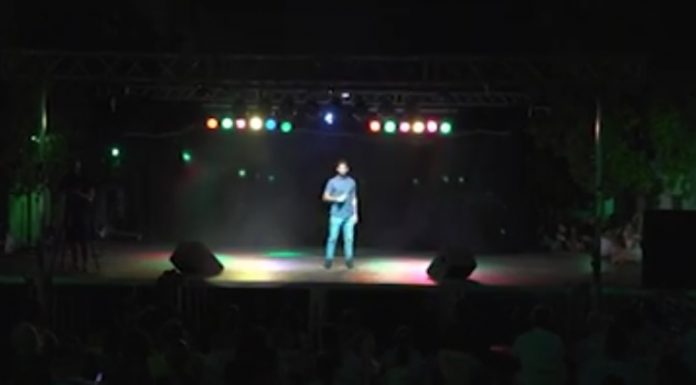 José Urraco ens canta en el Barri del Crist