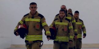 Los bomberos de València juegan a pilota valenciana