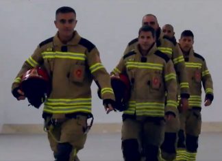 Los bomberos de València juegan a pilota valenciana