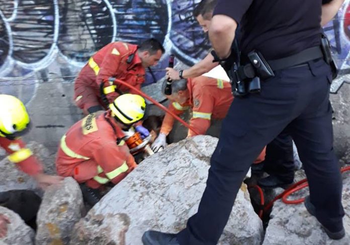 Bomberos de Paterna ayudan a salir a una menor atrapada entre las piedras