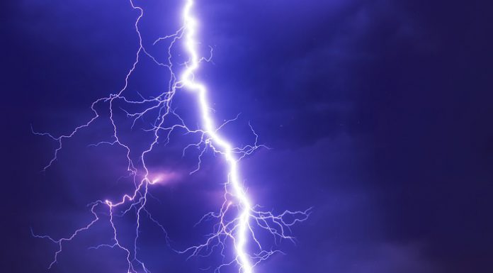 Un raig provoca ferides a dos banyistes de Bellreguard rayo en Bellreguard