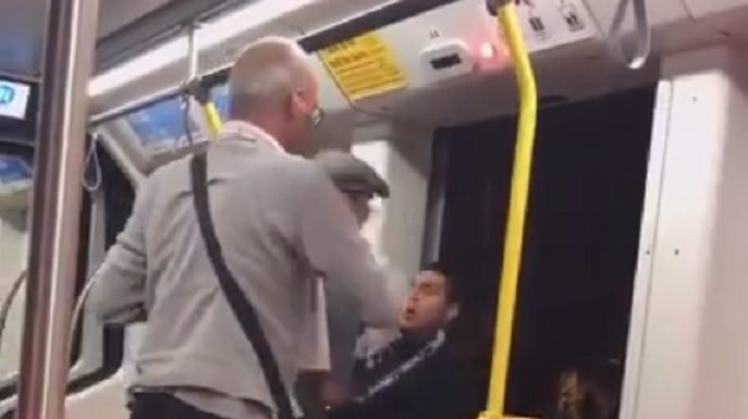 Intenten tirar per la força a un home del tren per posar la música alta Intentan echar del tren a un hombre