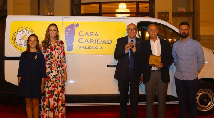 La solidaridad fallera llega, esta vez, sobre ruedas furgoneta isotérmica para Casa caridad