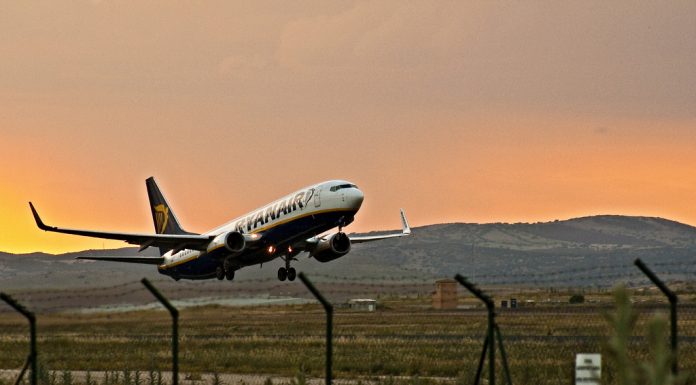 Viajes desde el Aeropuerto de Valencia por 18 euros viajar Avión de Ryanair alza el vuelo