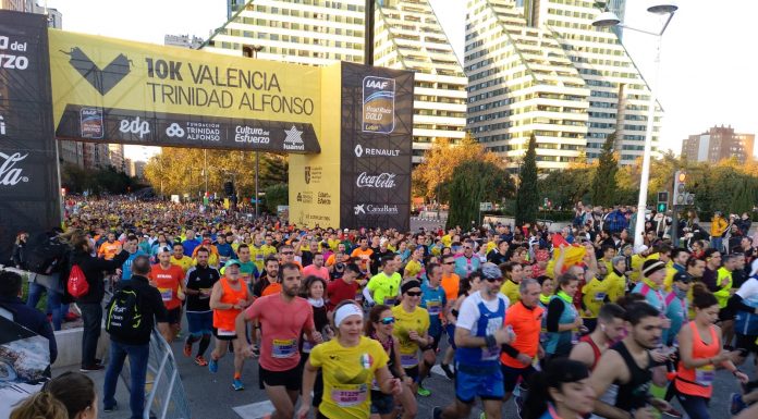 Participantes en la salida del Maratón de Valencia.