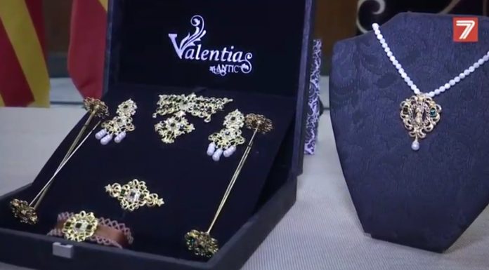 Art Antic regala el medalló de la Verge a les Falleres Majors de València aderezos