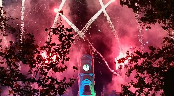 Cincuenta mil personas celebran el 2019 en la plaza del Ayuntamiento de Valencia