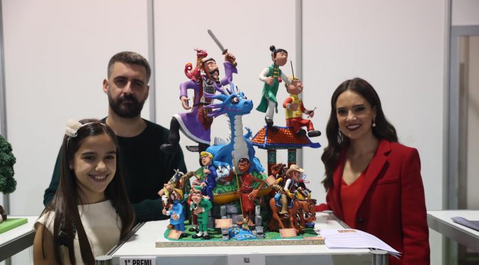 La Falla San Vicente-Amparo Iturbi gana el concurso de maquetas de JCF entrega premio