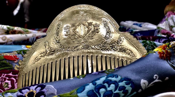 ROA Indumentària engalana amb les seues pintes a les Falleres Majors de València portada peinetas