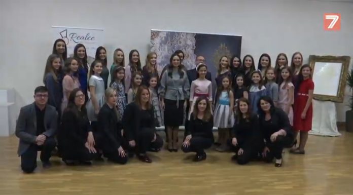 Així són les puntilles i els monyos de les Falleres Majors de València presentacion