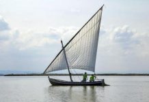 Encalla un velero en la playa nudista de Gandia vela-llatina