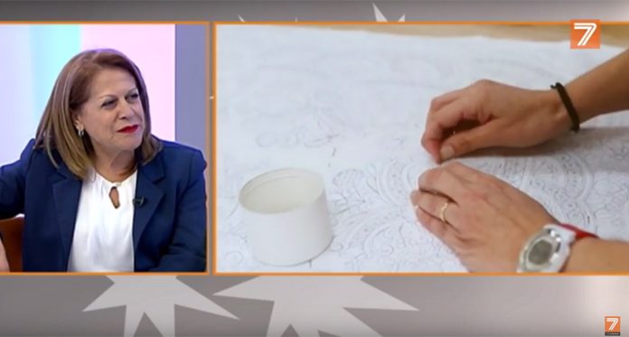 Artesanía Viana recupera dibujos antiguos en manteletas y delantales