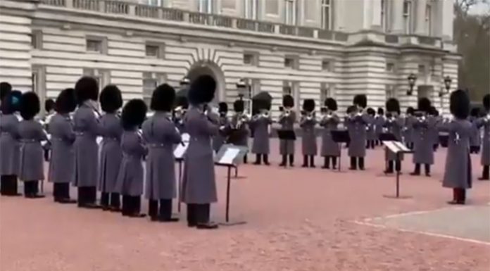 Los guardias de Buckingham Palace rinden homenaje a ‘Bohemian Rhapsody’ Premio en los Globos de Oro a Bohemian Rapsodi