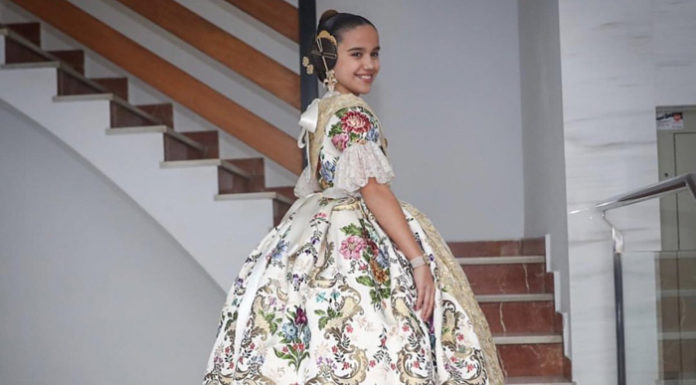 Sara Larrazábal viste de color blanco roto