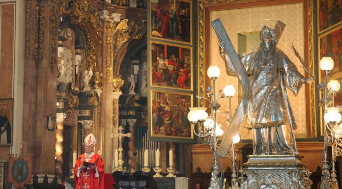 La fiesta de San Vicente Mártir ¿porqué se celebra de cruces para adentro?