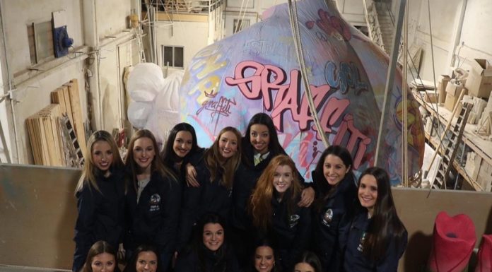 Marina Civera i la seua Cort d’Honor visiten la falla municipal visita artista