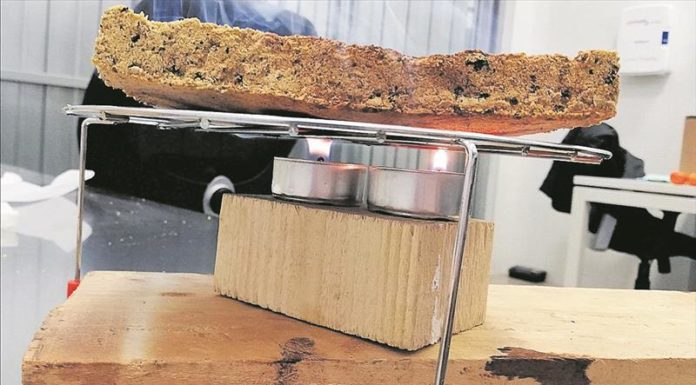 Paja de arroz para construir fallas y edificios