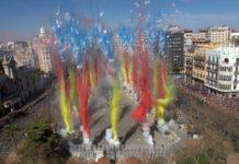 Els plans més interessants del primer cap de setmana faller VÍDEO | Una gran Senyera de humo y color ilumina el cielo de Valencia