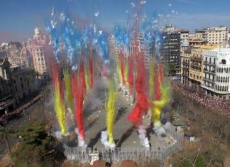VÍDEO | Una gran Senyera de humo y color ilumina el cielo de Valencia
