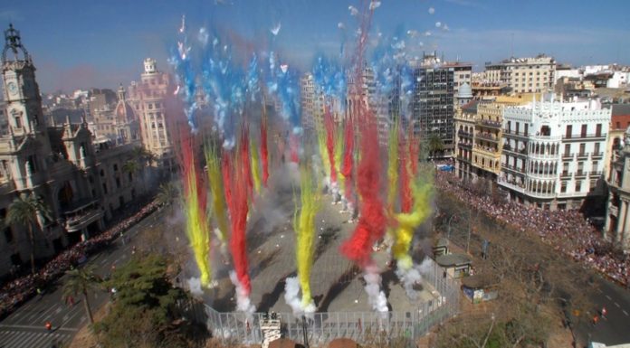 VÍDEO | Una gran Senyera de humo y color ilumina el cielo de Valencia VÍDEO | Una gran Senyera de humo y color ilumina el cielo de Valencia