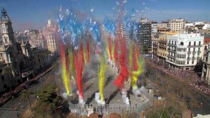 VÍDEO | Una gran Senyera de humo y color ilumina el cielo de Valencia