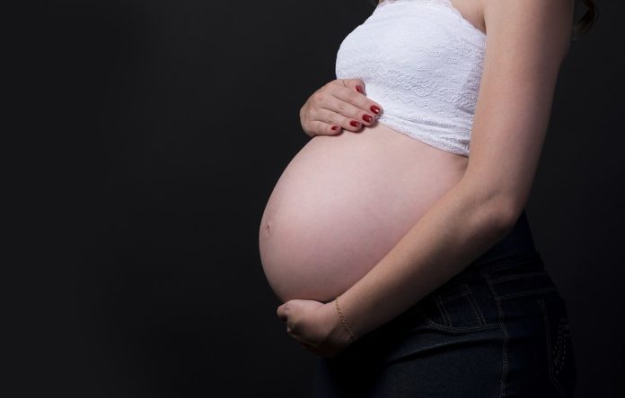 Sanidad recomienda no planificar un embarazo tras recibir la vacuna de la COVID-19