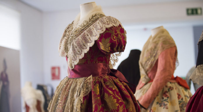 Continúa la polémica con los indumentaristas oficiales de las máximas representantes polémica indumentaristas oficiales