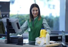 Mercadona obliga a utilizar guantes e instala mamparas en las cajas Así es el nuevo uniforme Mercadona
