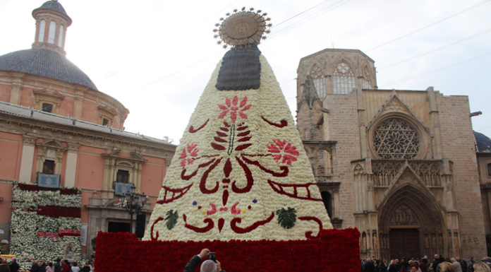 El manto de la Mare de Déu se completa con las flores de más de cien mil falleros ofrena