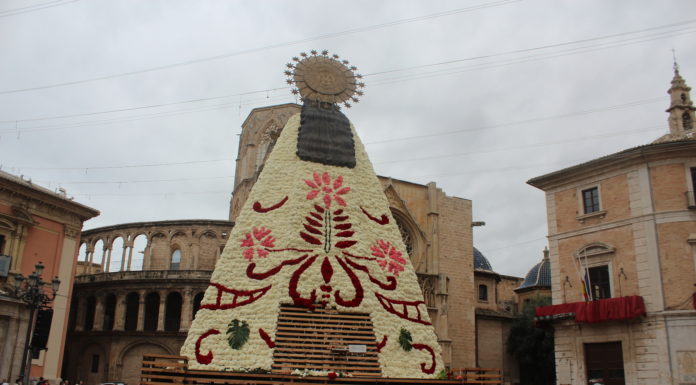 Así es el dibujo del manto de la Geperudeta tras el primer día de Ofrenda Ofrenda