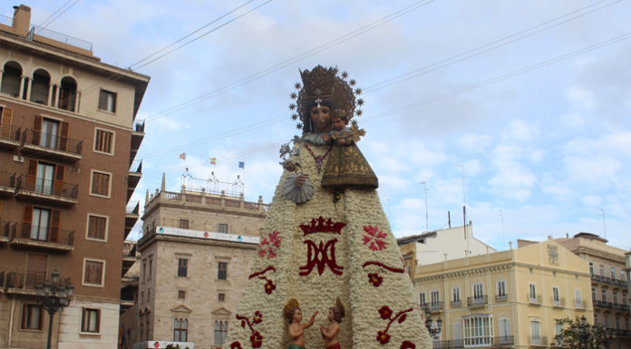 El manto de la Geperudeta permanecerá en la plaza hasta que las flores se marchiten